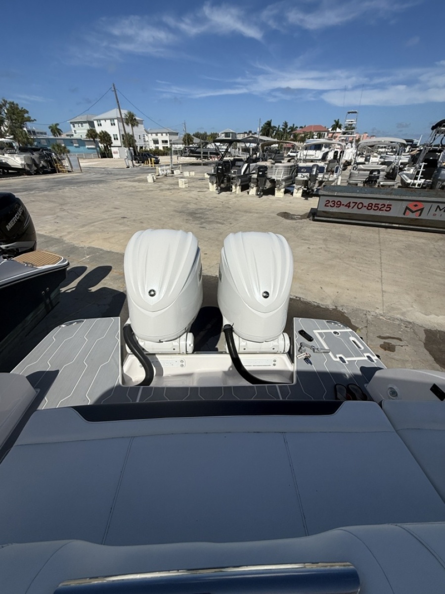 2022 Regal 33OBX