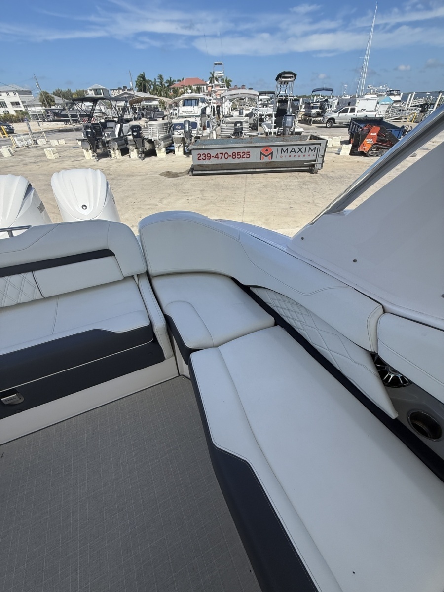 2022 Regal 33OBX
