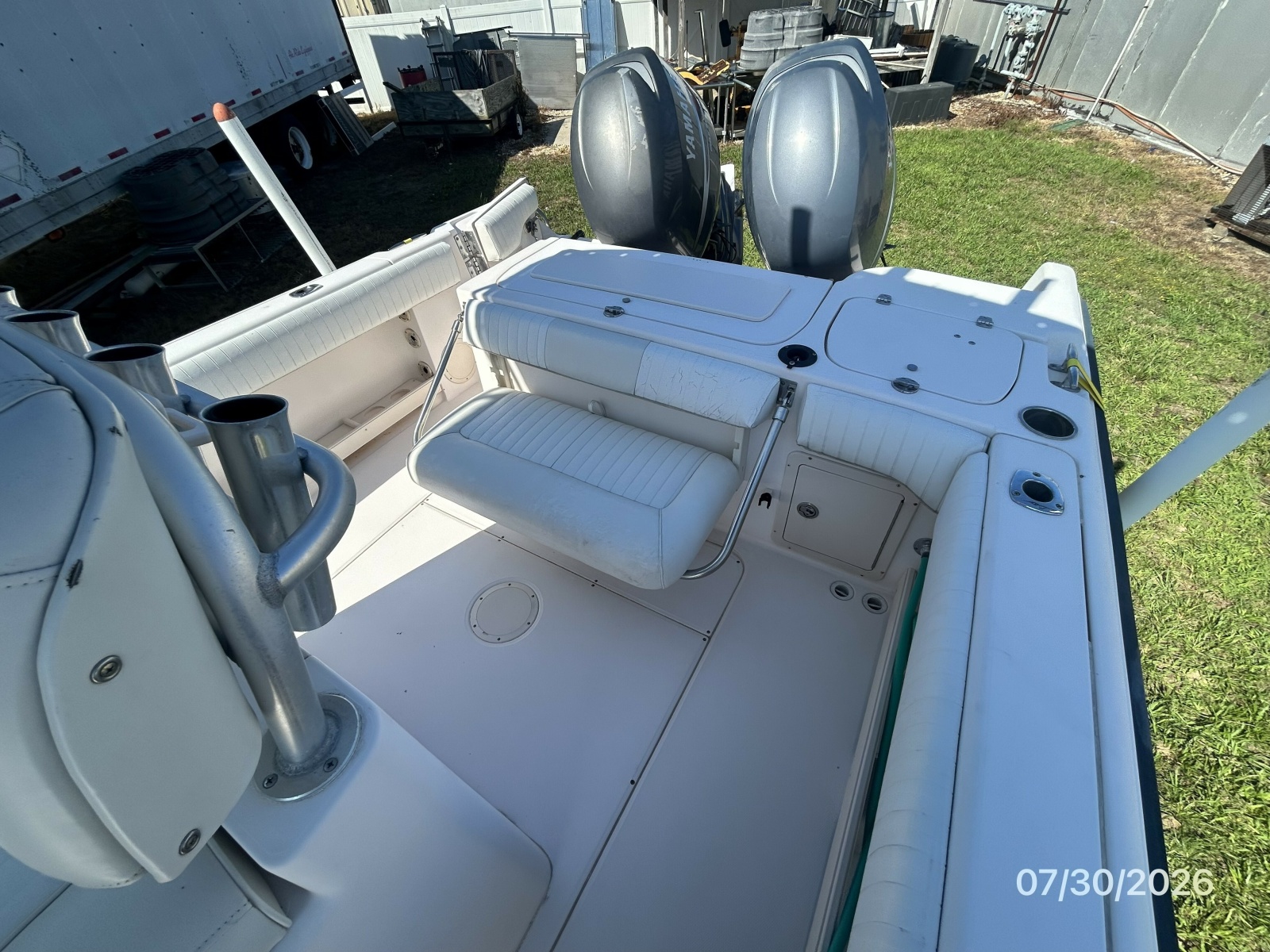 22' Grady-White cockpit aft1
