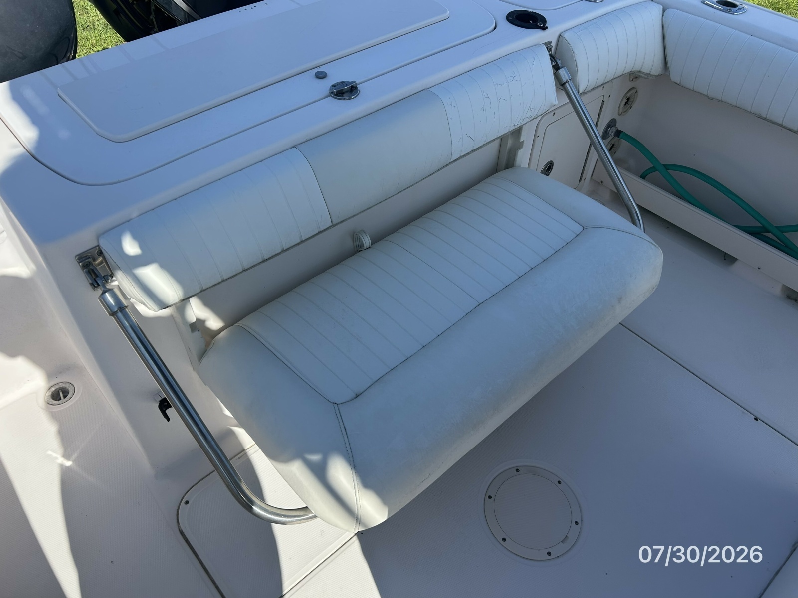 22' Grady-White cockpit seating2