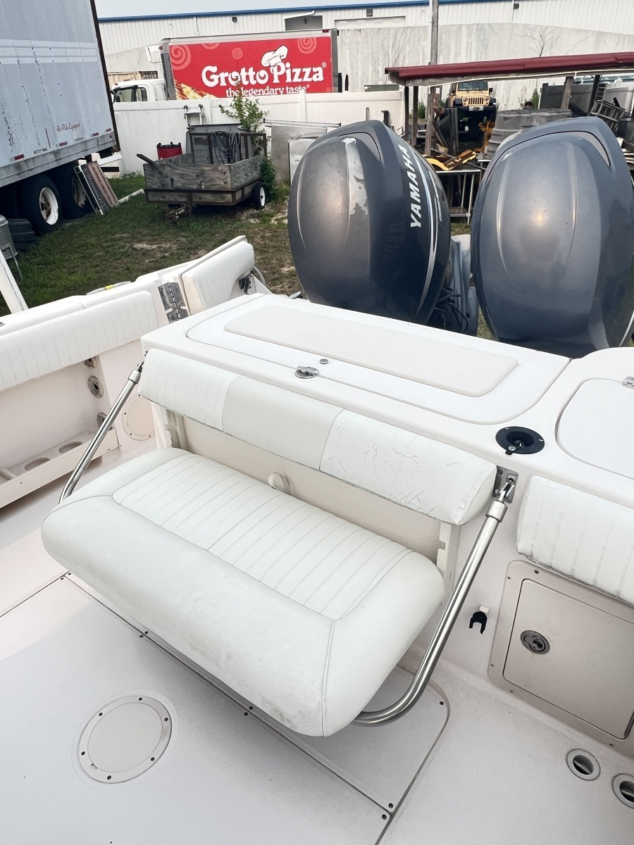 22' Grady-White cockpit seating1