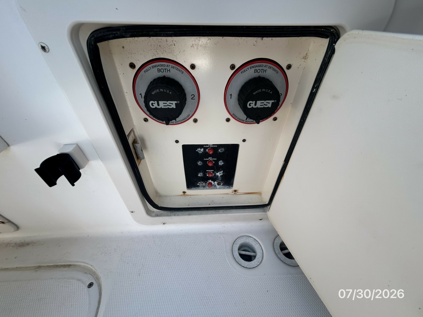 22' Grady-White battery switches