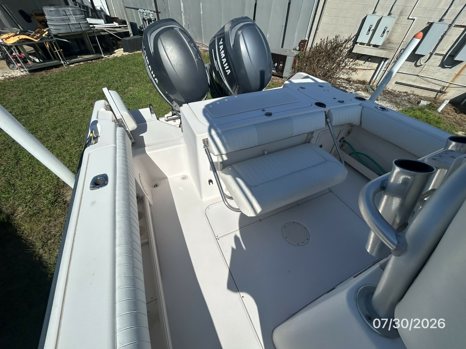 22' Grady-White cockpit aft2
