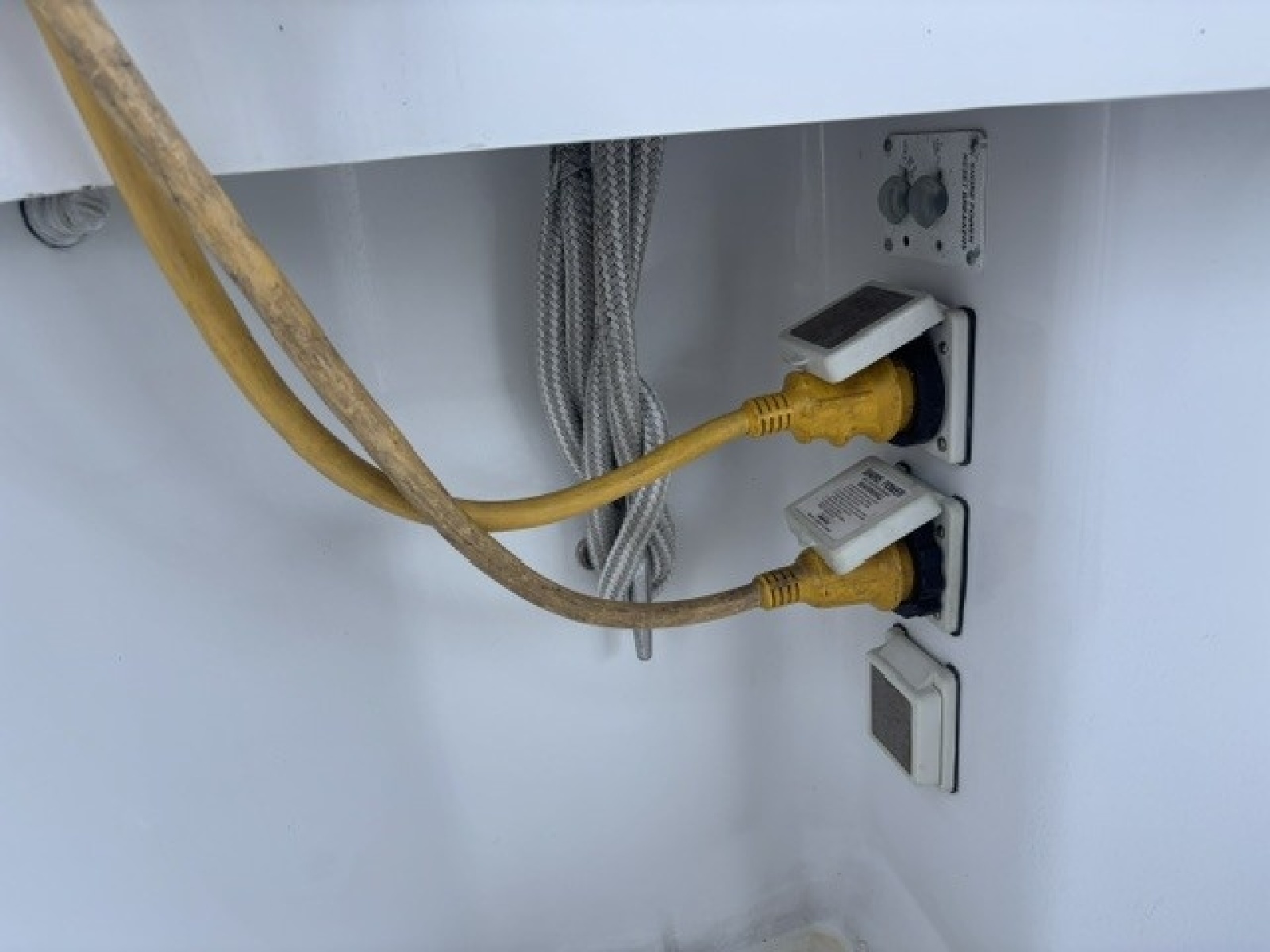 2001 Mainship 390