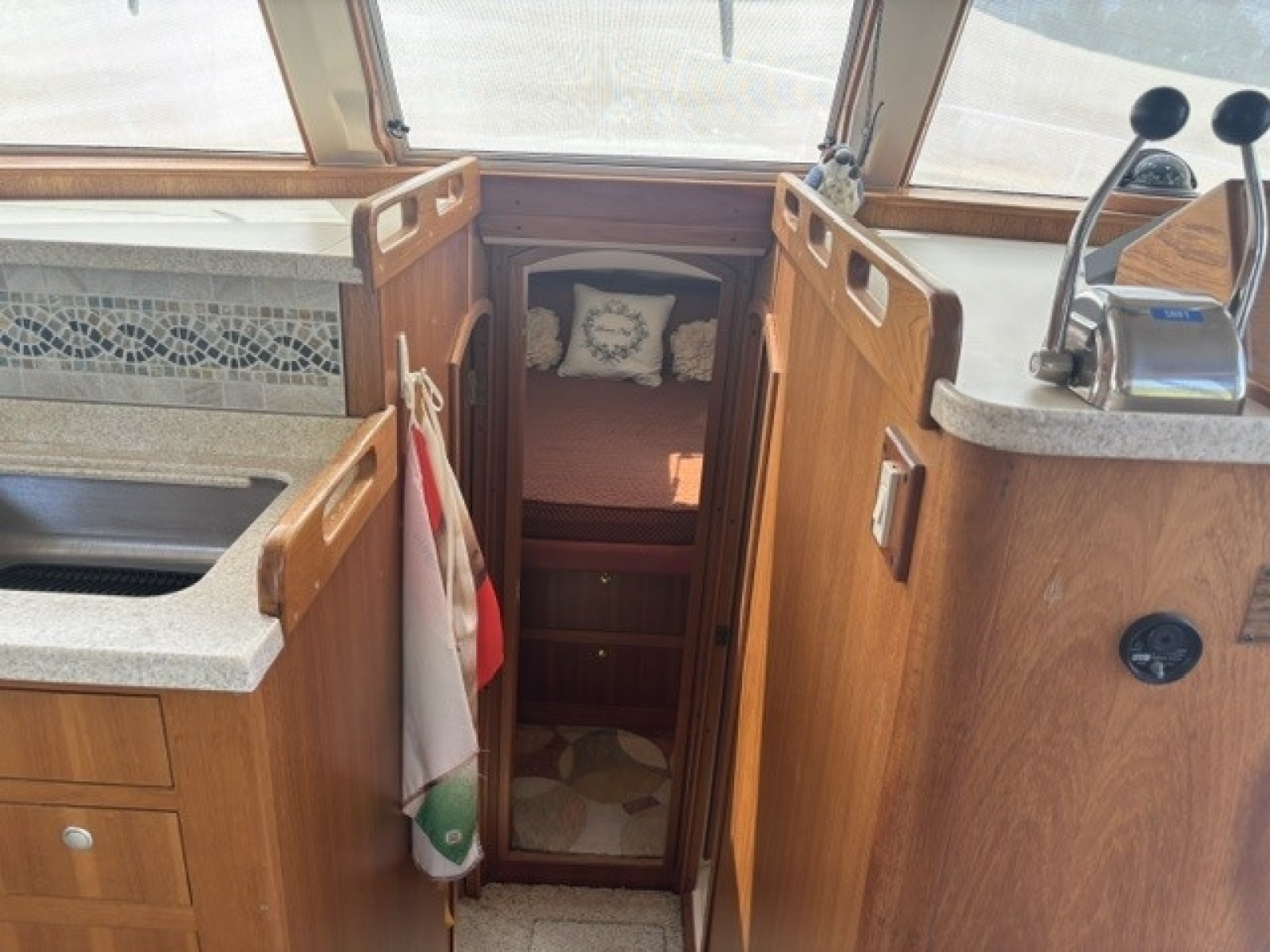 2001 Mainship 390