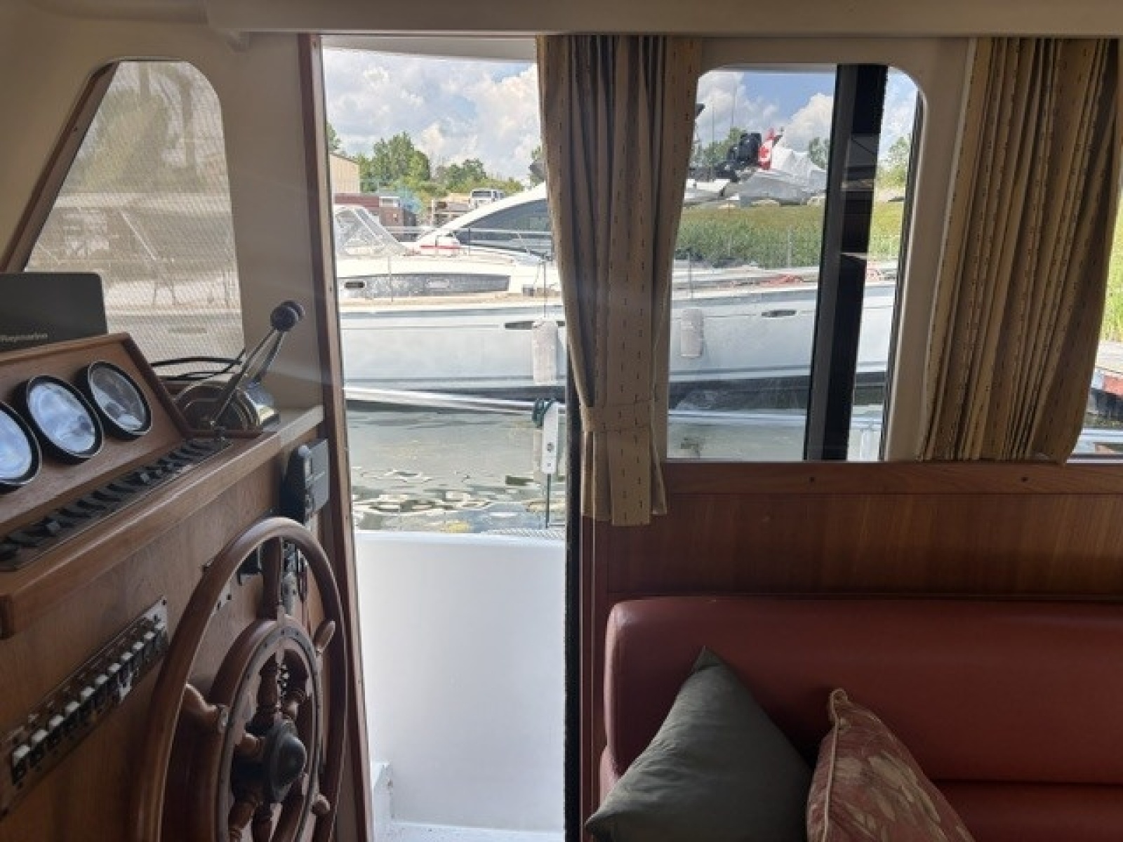 2001 Mainship 390