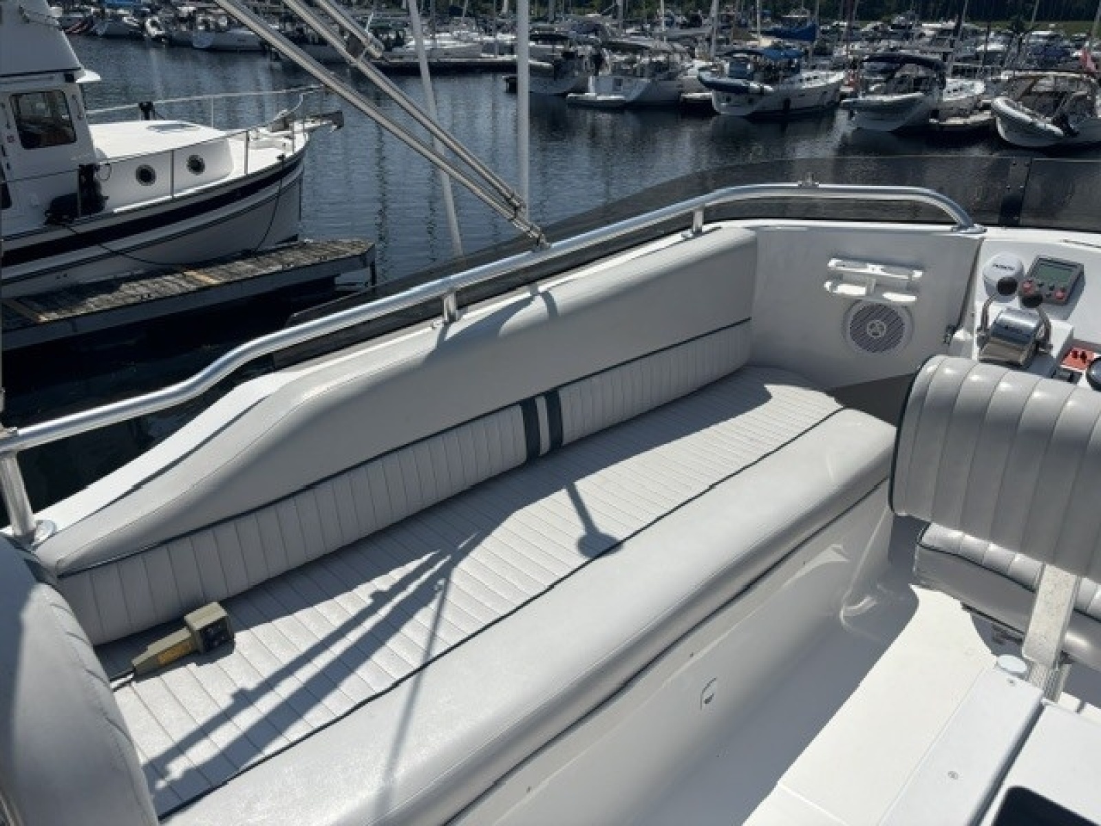 2001 Mainship 390