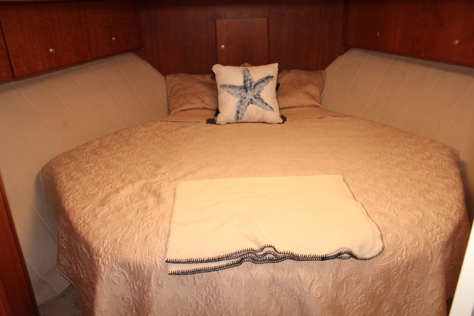Master Island Queen Berth