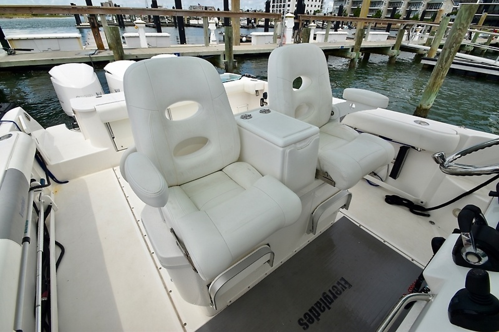 2016 Everglades 350LX — 0005848458