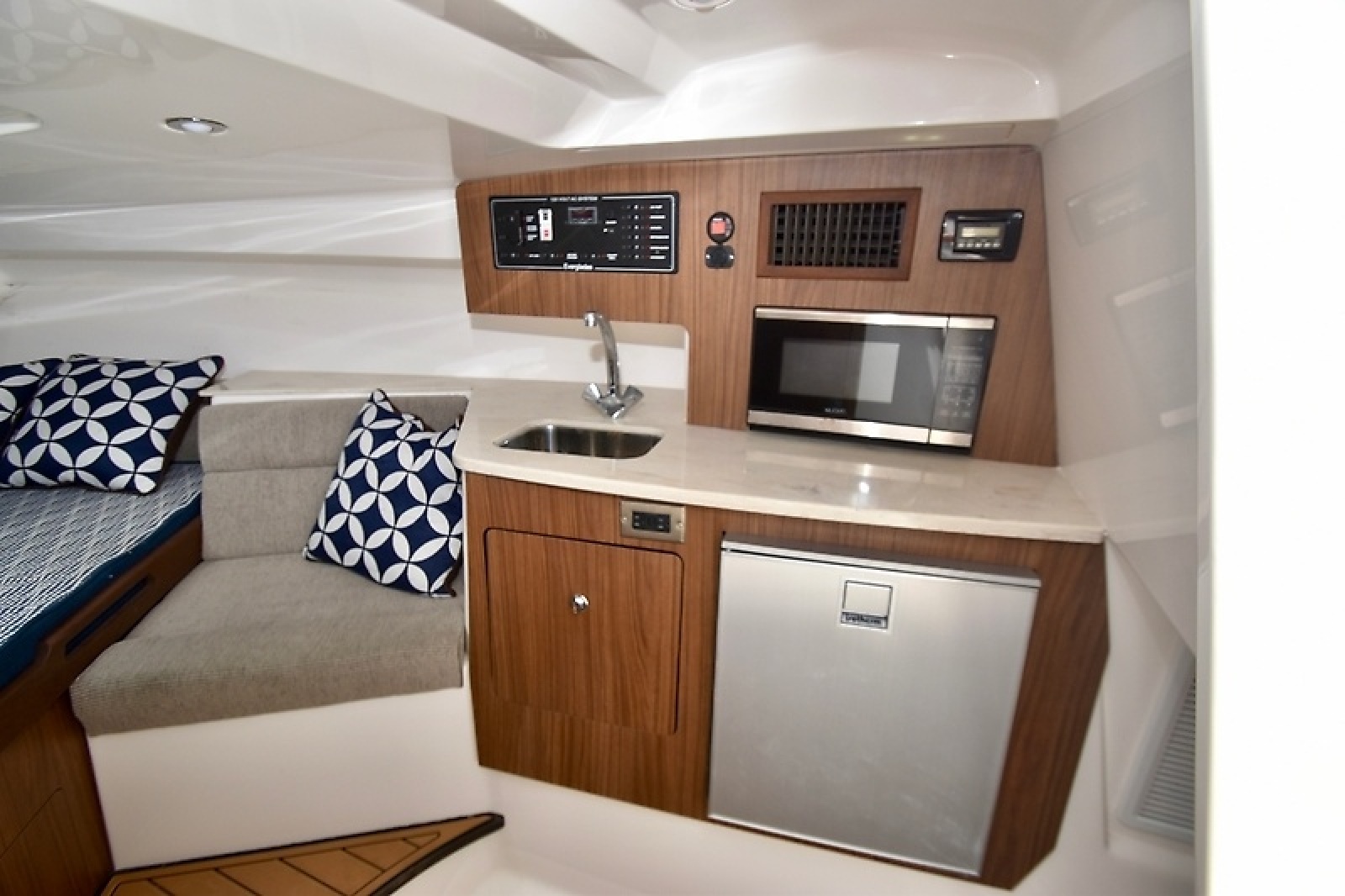 2016 Everglades 350LX — 0005848361