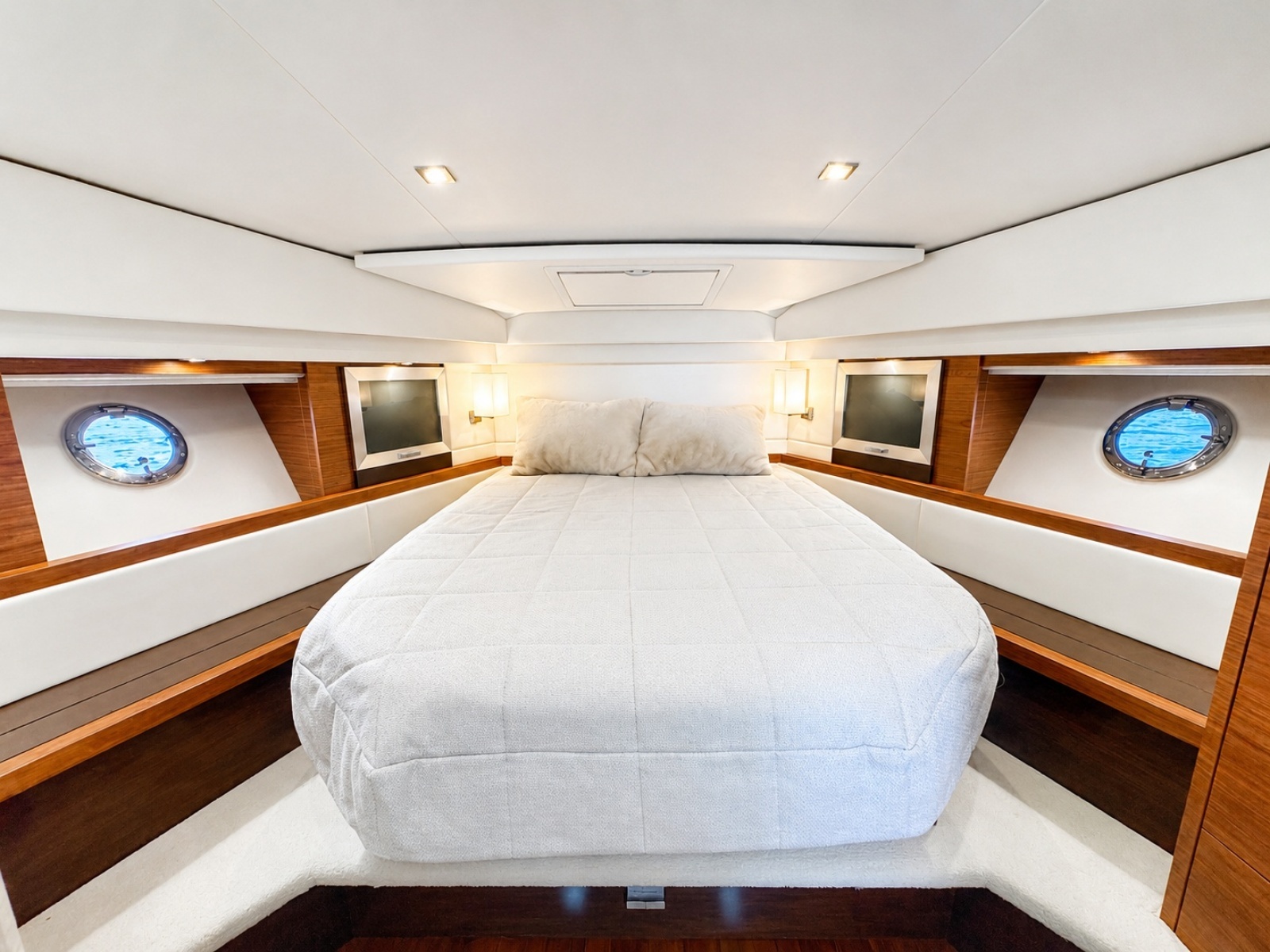 2016 Tiara Yachts 44 Coupe