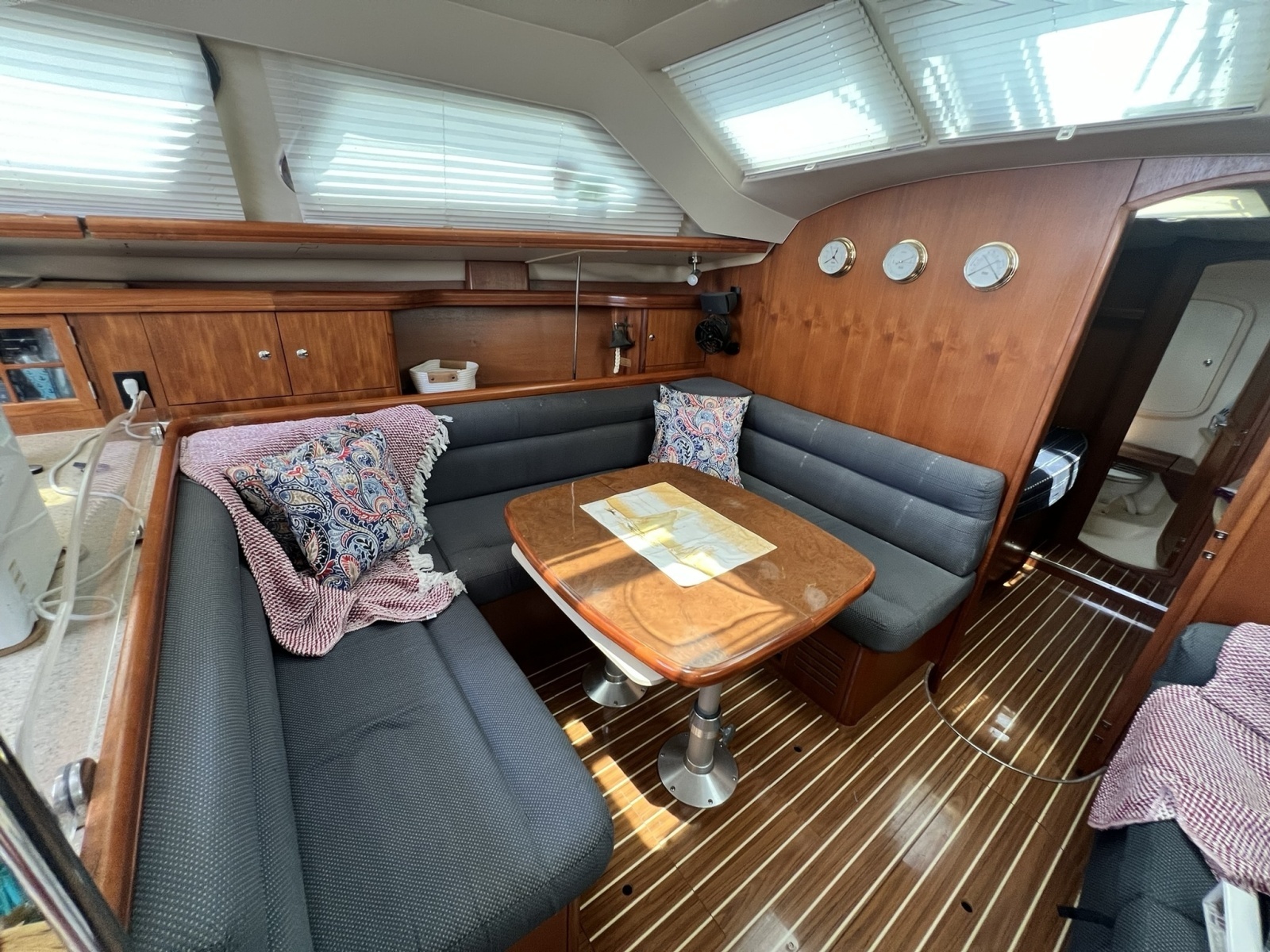 2007 Hunter 41 Deck Salon