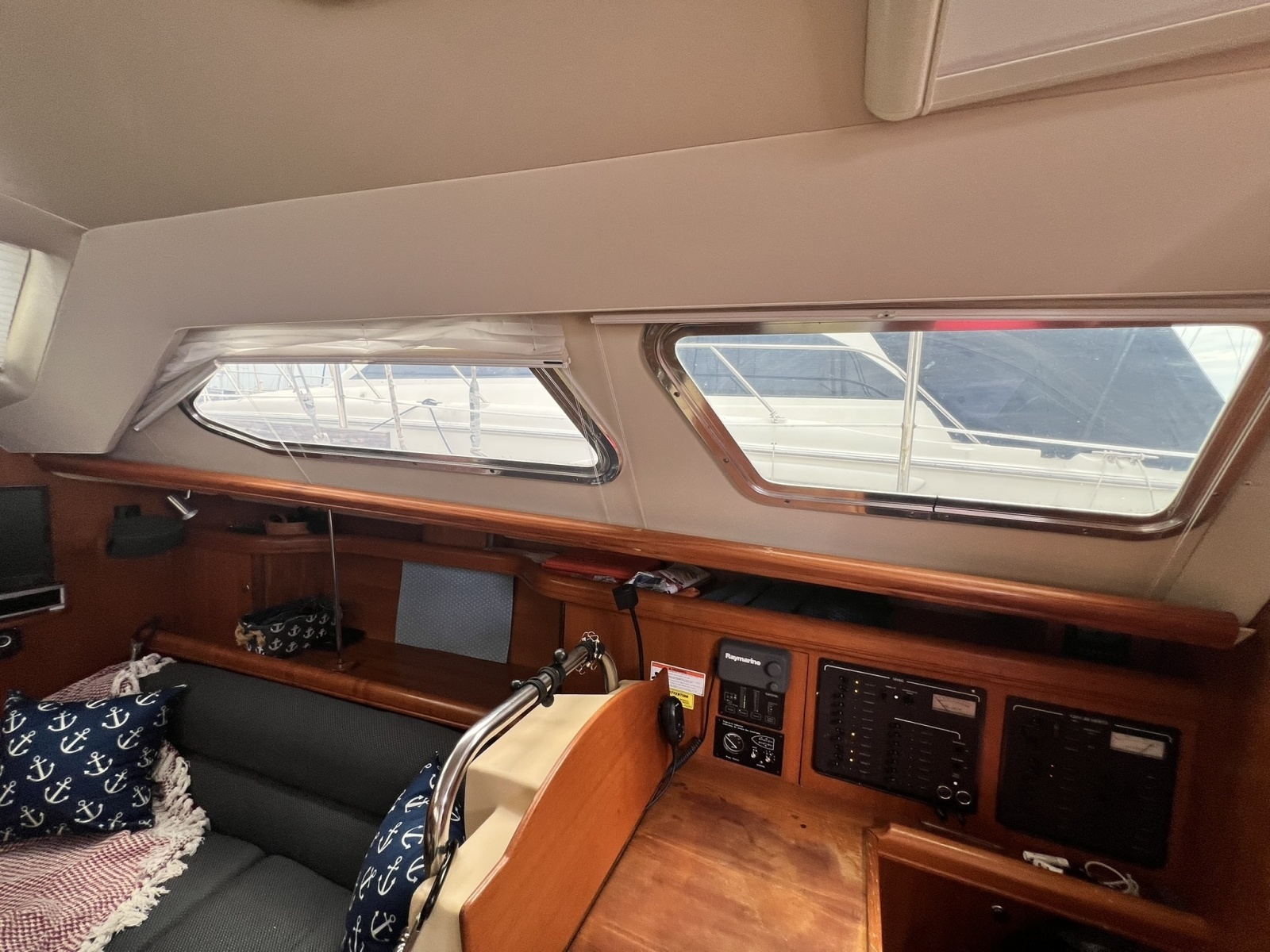 2007 Hunter 41 Deck Salon