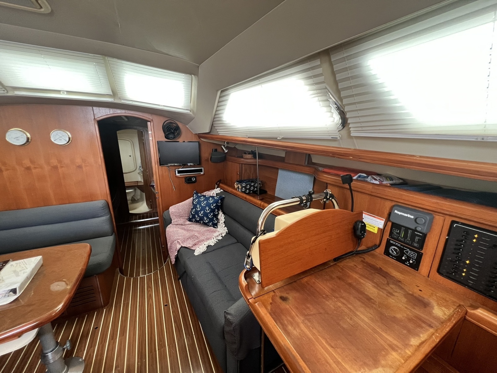 2007 Hunter 41 Deck Salon