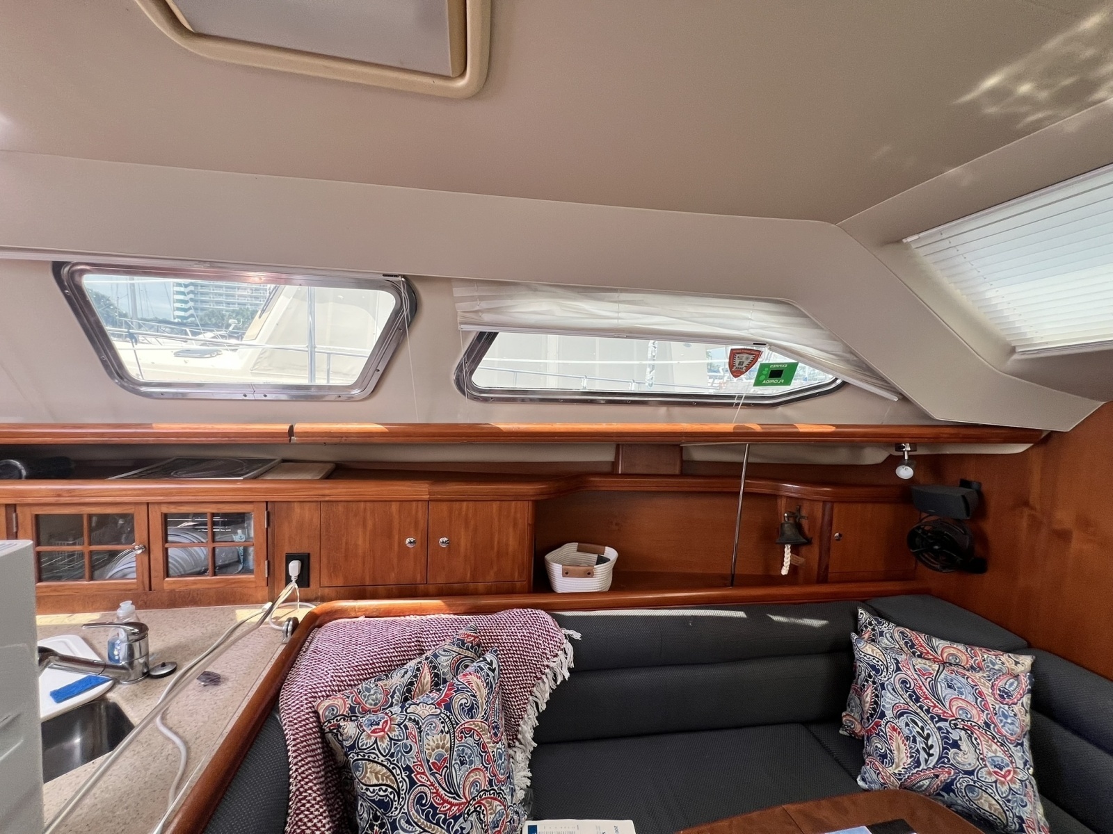 2007 Hunter 41 Deck Salon
