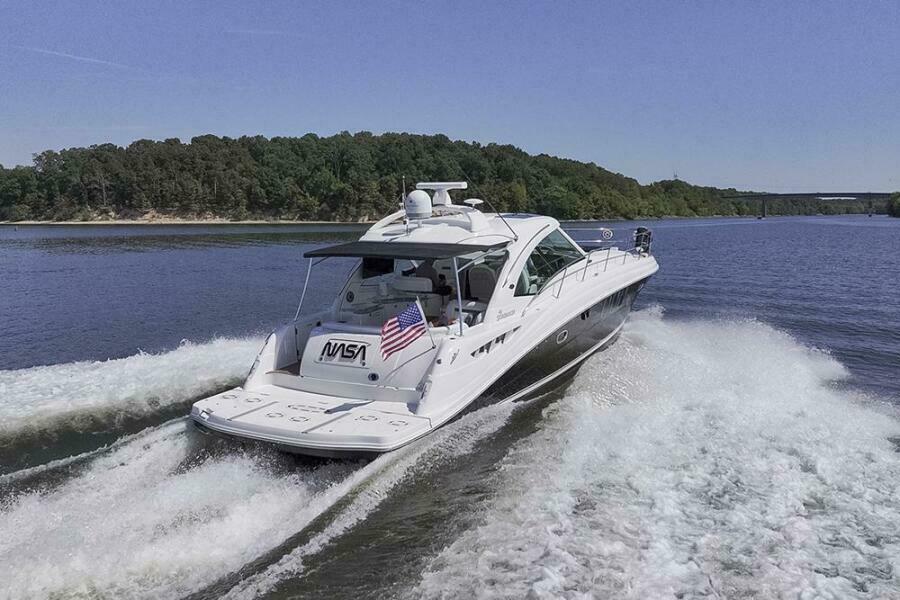 2007 Sea Ray 48 Sundancer underway
