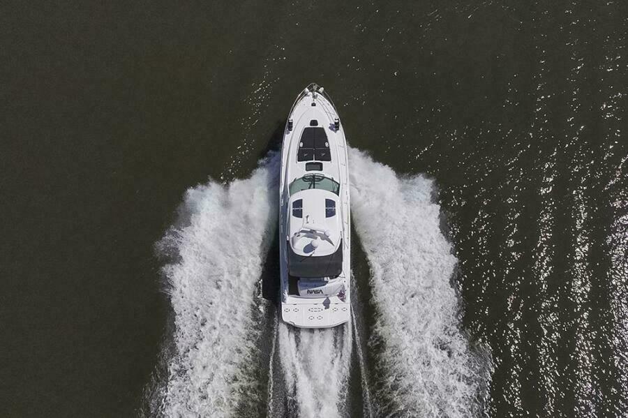 2007 Sea Ray 48 Sundancer underway