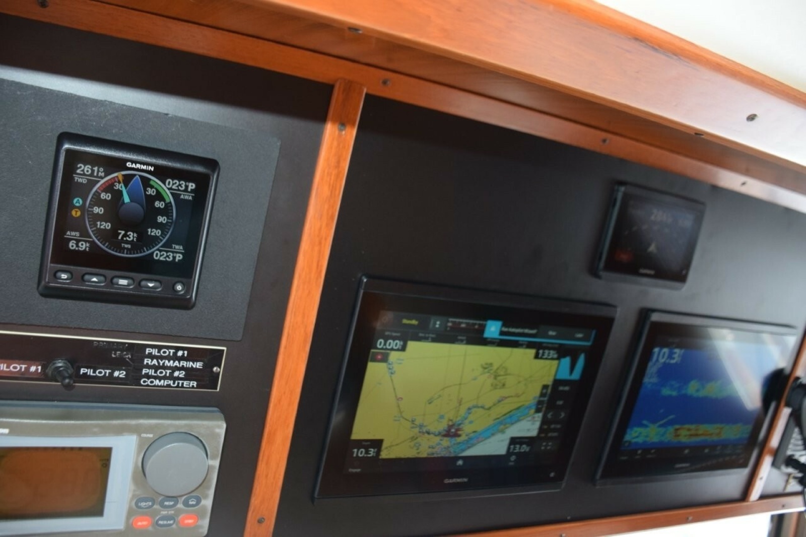 Recent Garmin Suite With Two 12 Inch Displays, Autopilot And Data Station