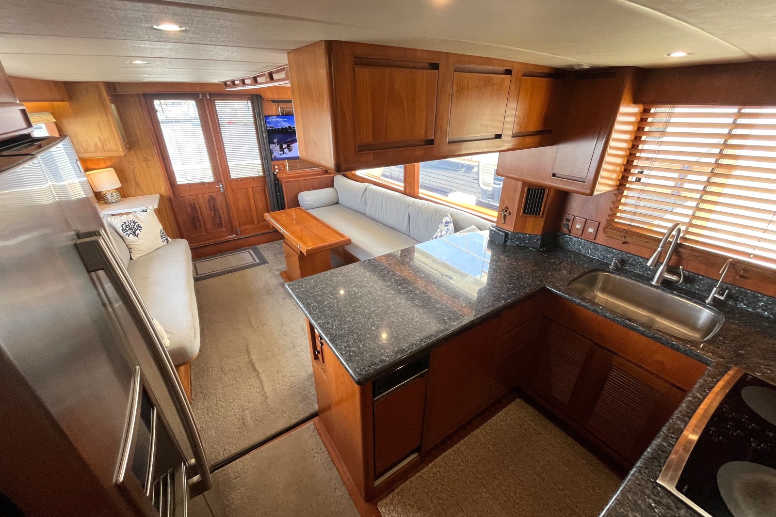 6Galley And Salon