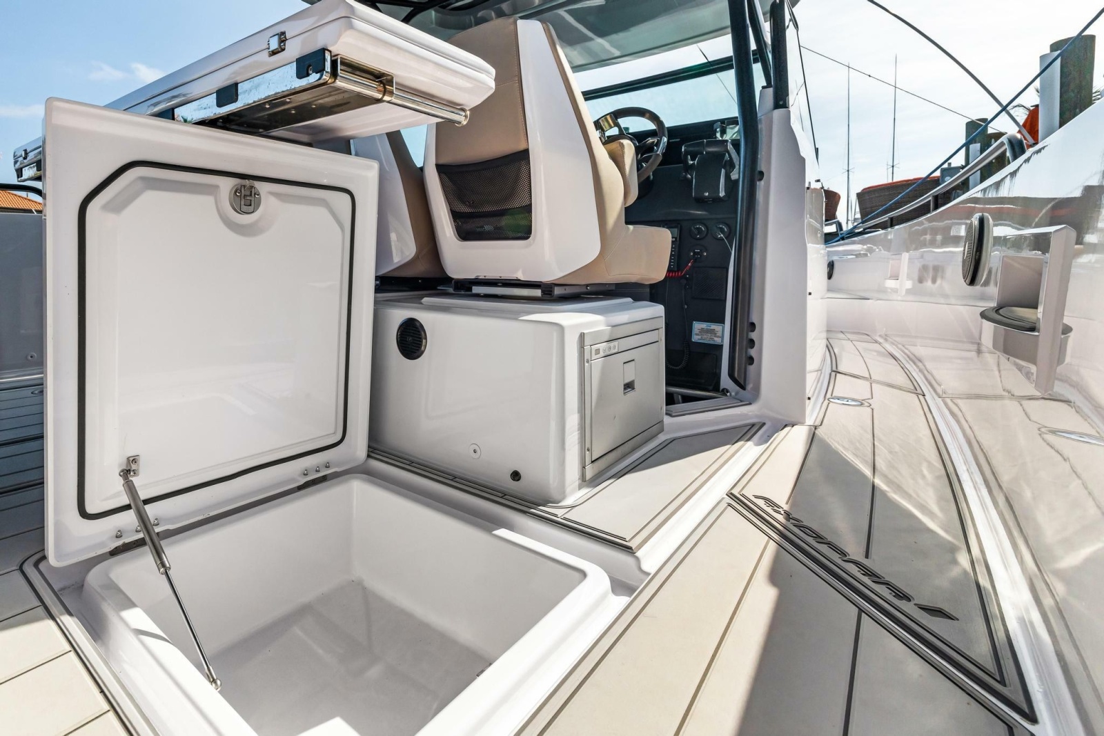 2023 Axopar 37 Suntop