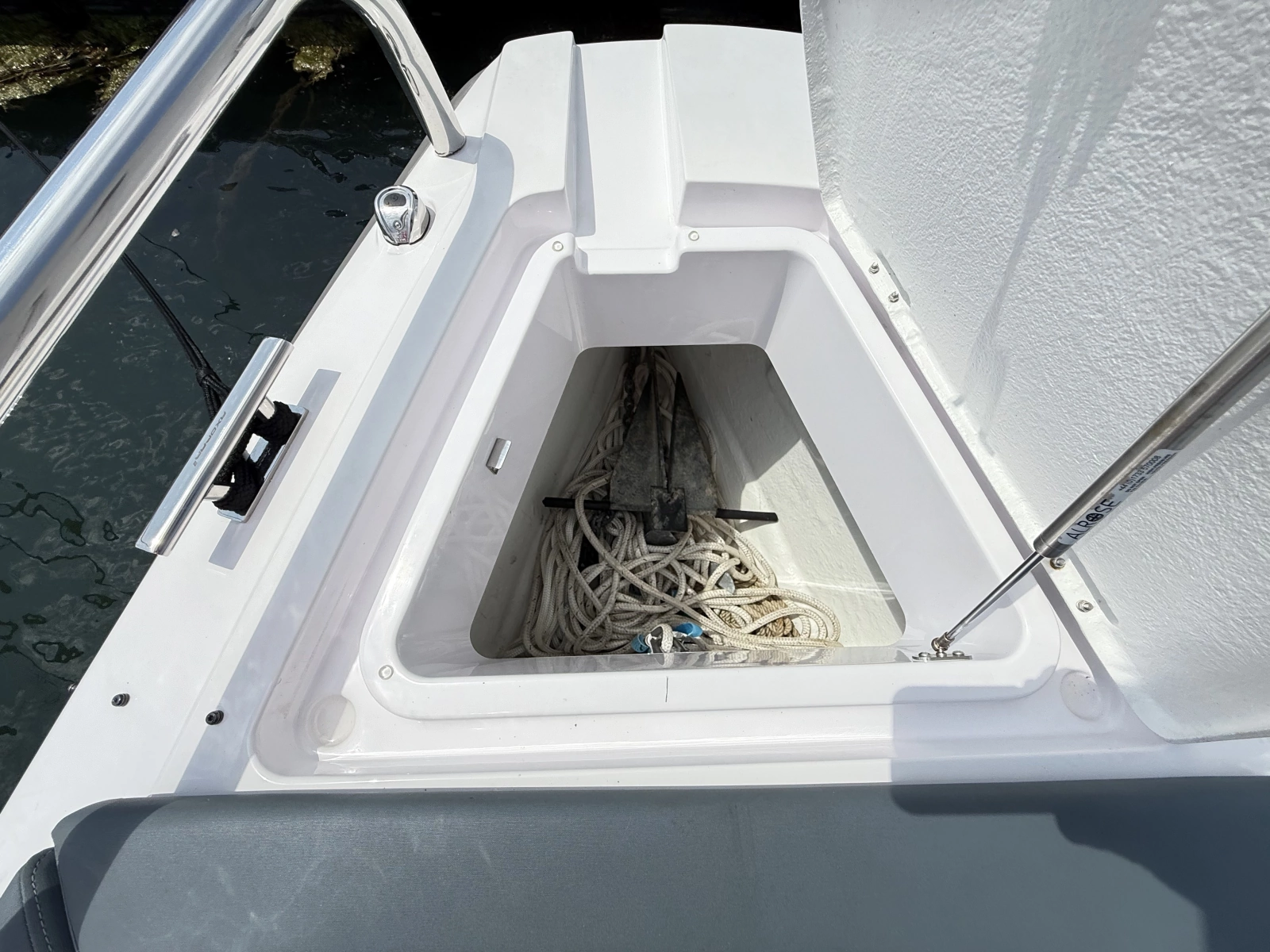 2022 Axopar 28 Cabin