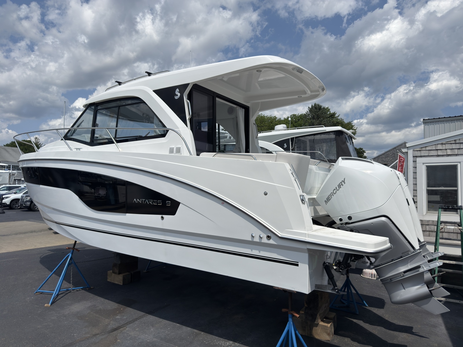 2027 Beneteau Antares 9