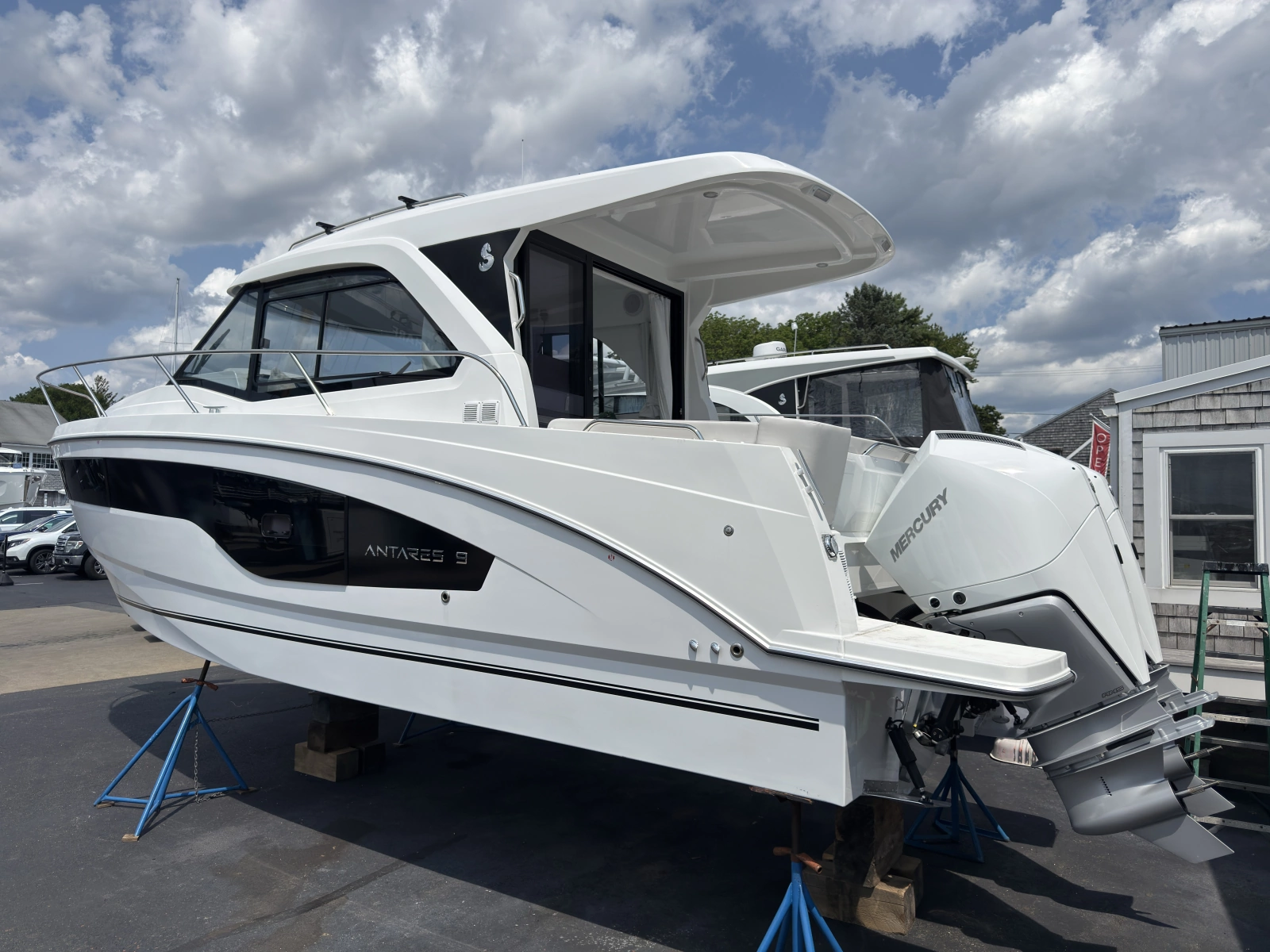 2027 Beneteau Antares 9