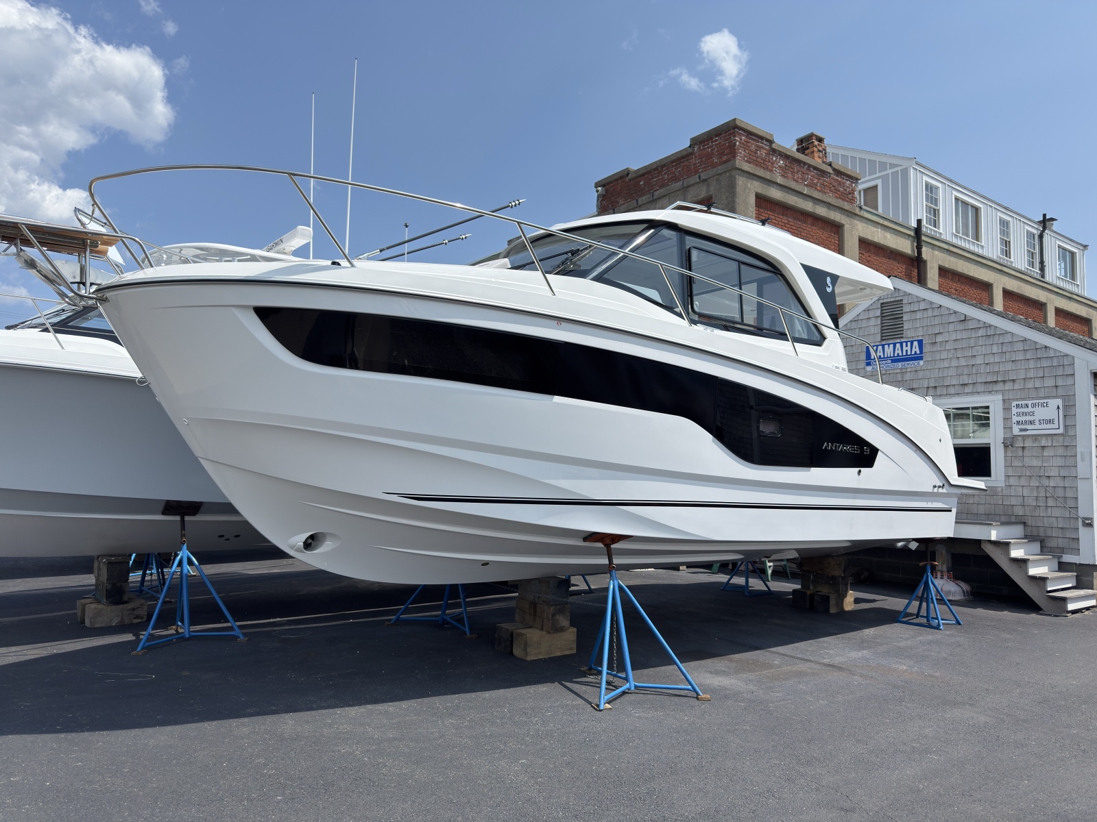 2027 Beneteau Antares 9