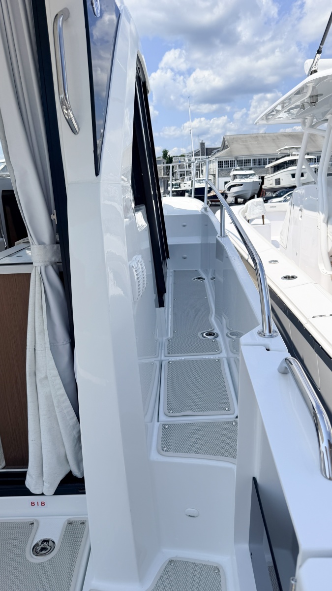2027 Beneteau Antares 9