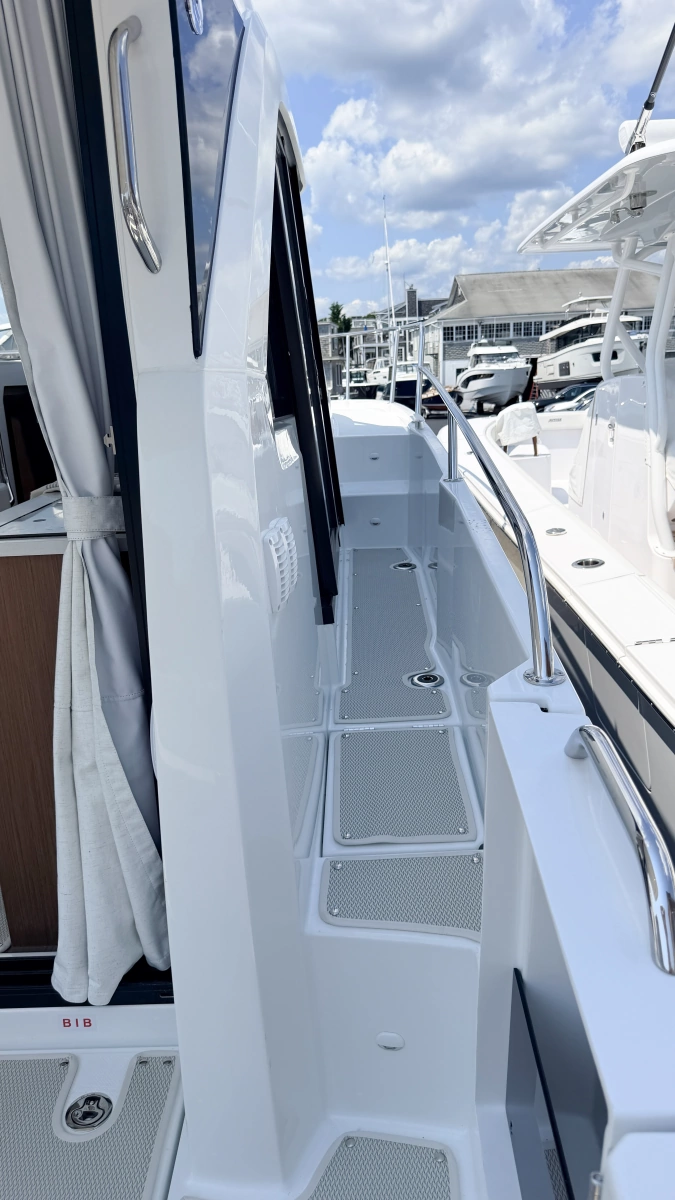 2027 Beneteau Antares 9