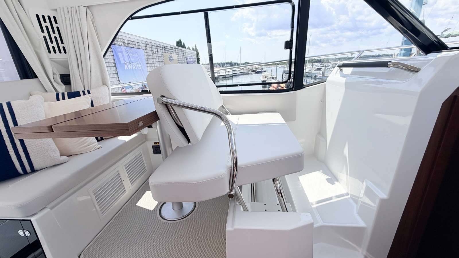 2027 Beneteau Antares 9