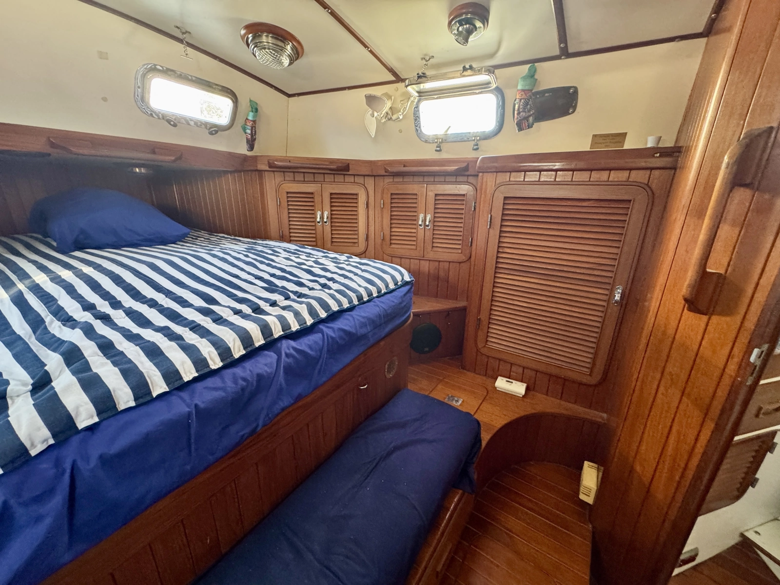 1990 Passport Royal Passport 49