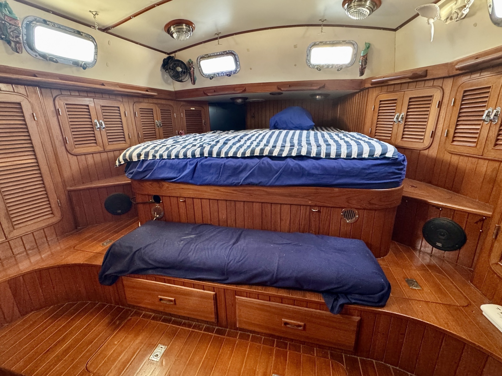 1990 Passport Royal Passport 49
