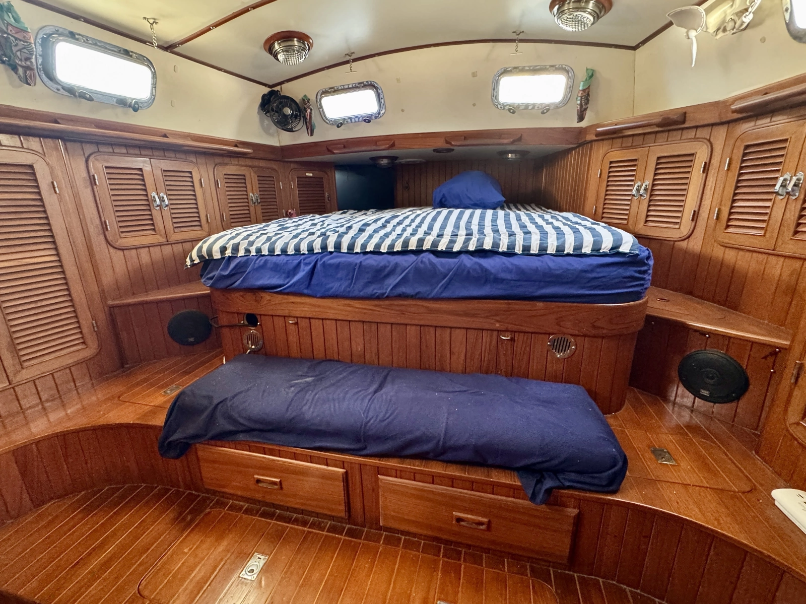 1990 Passport Royal Passport 49