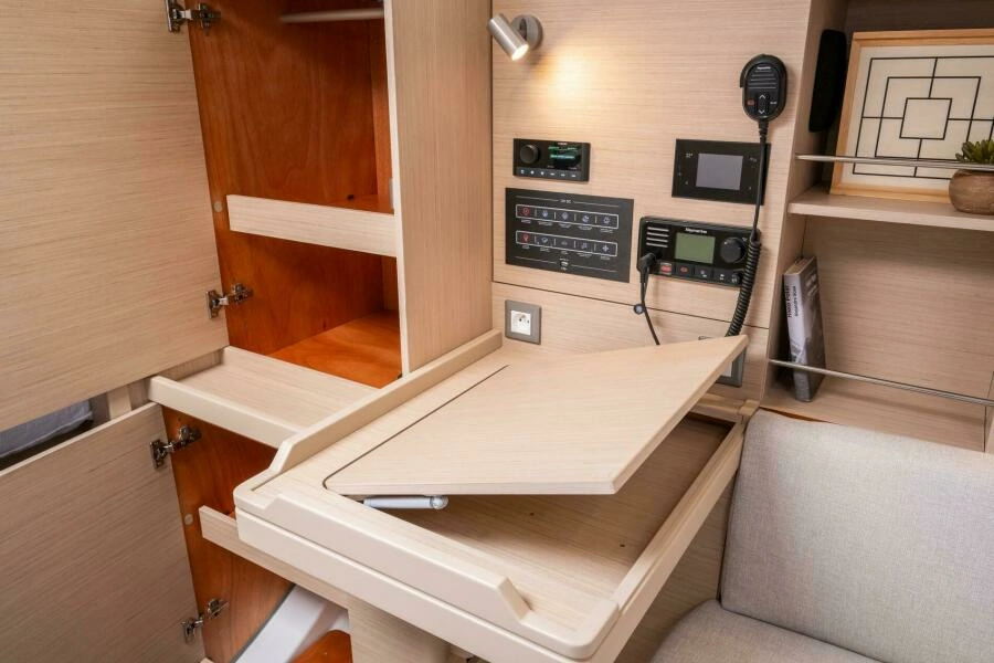 2027 Beneteau Oceanis 37.1