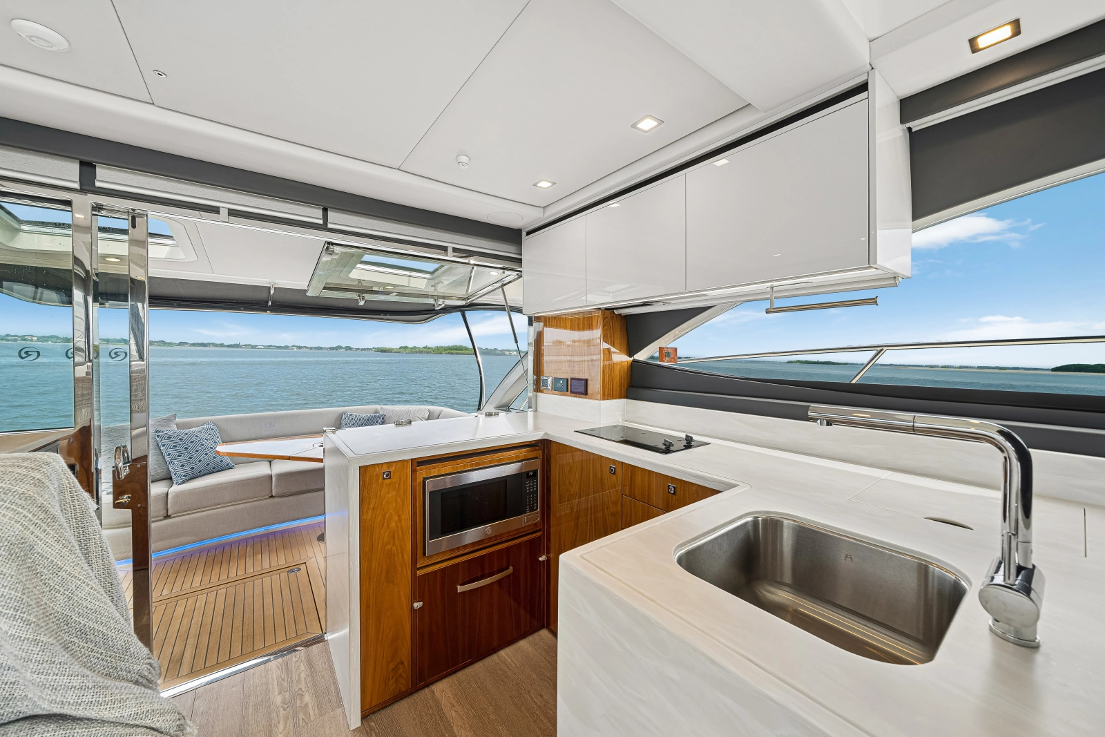 2023 Riviera 4600 Sport Yacht