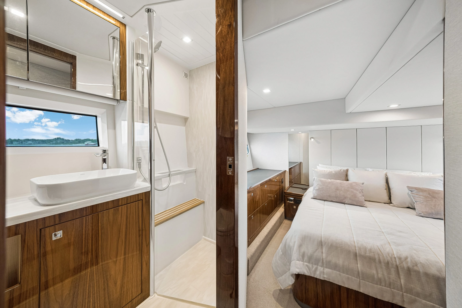 2023 Riviera 4600 Sport Yacht