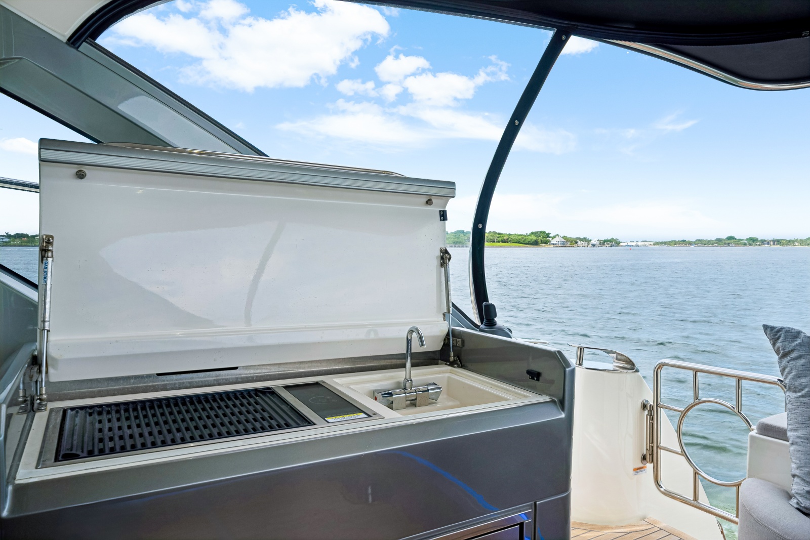 2023 Riviera 4600 Sport Yacht