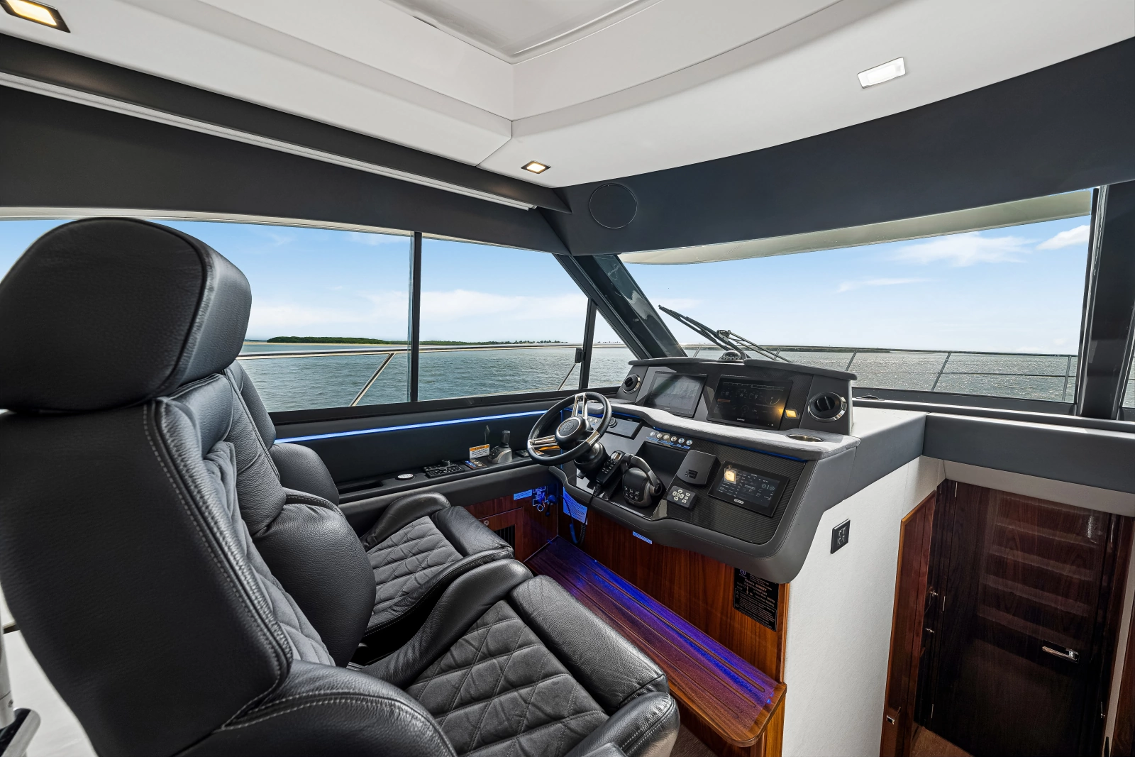 2023 Riviera 4600 Sport Yacht