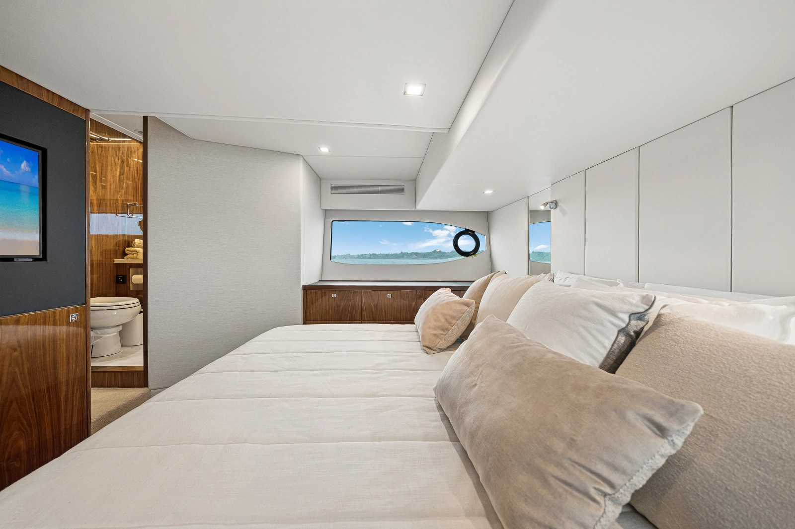 2023 Riviera 4600 Sport Yacht
