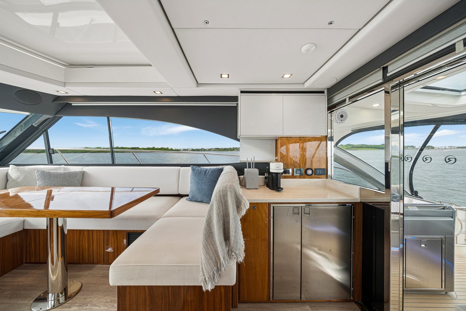 2023 Riviera 4600 Sport Yacht