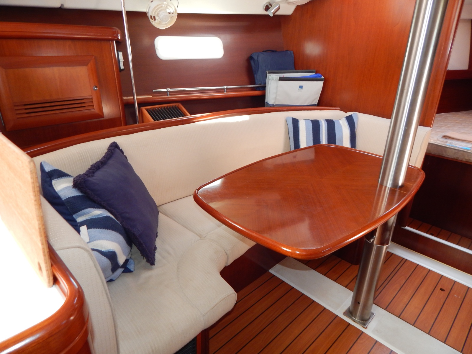 2004 Beneteau 373
