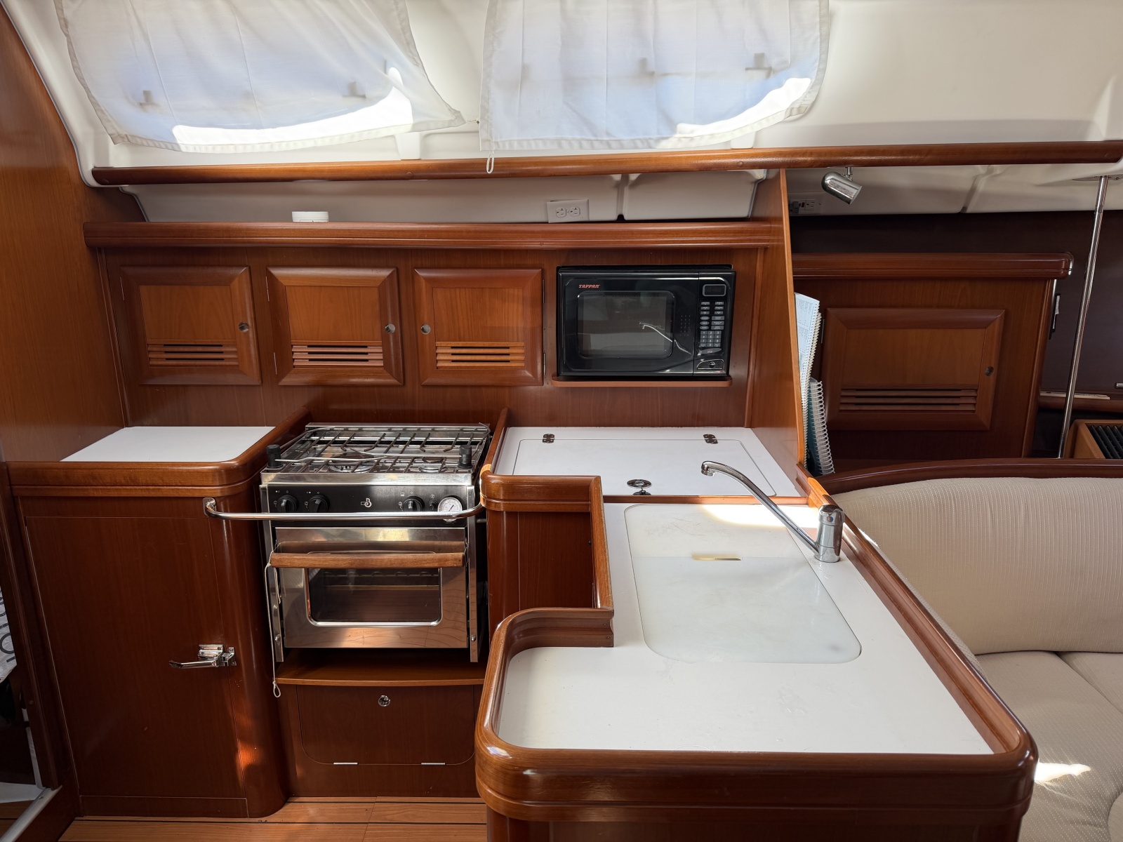 2004 Beneteau 373