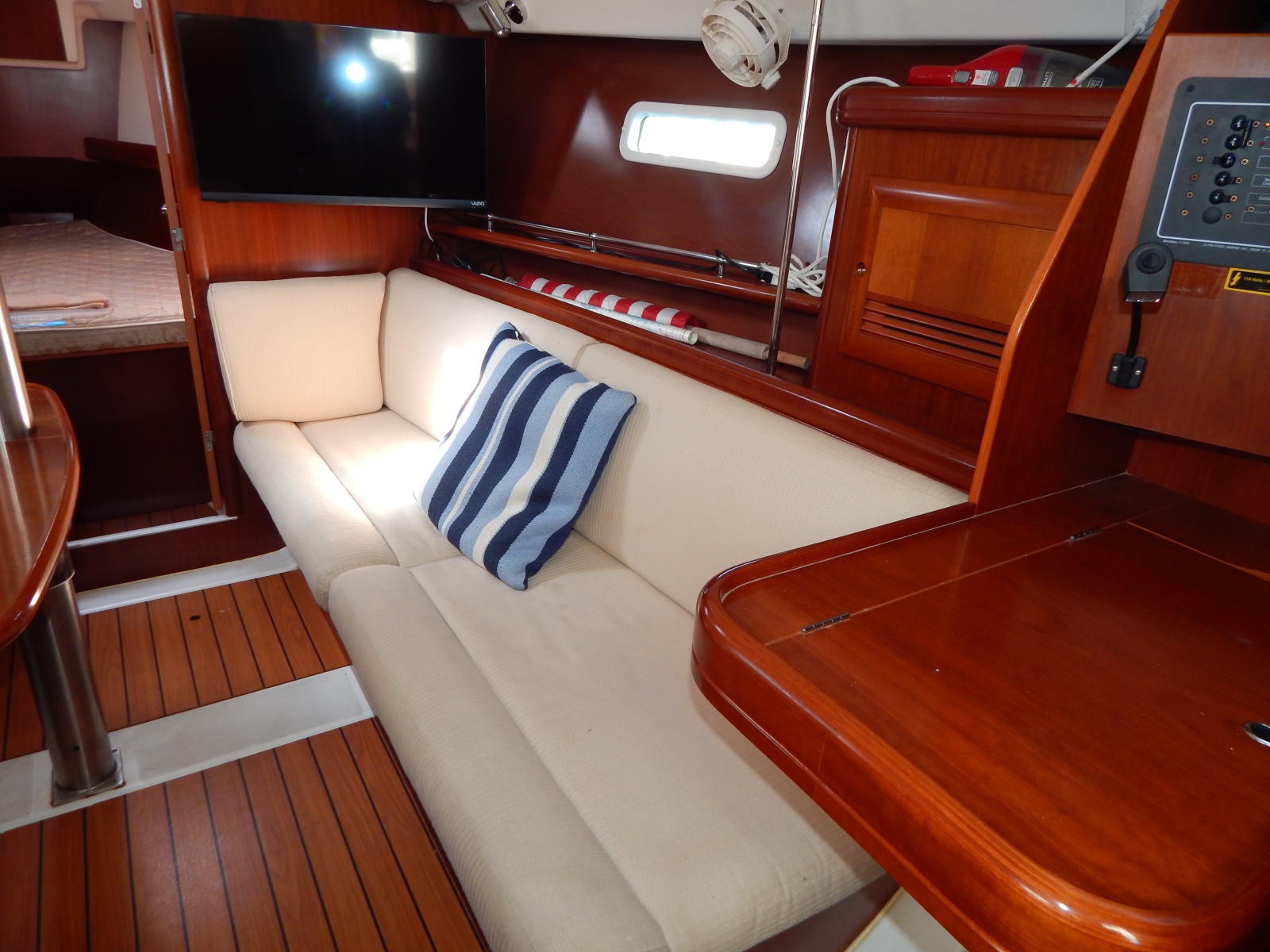 2004 Beneteau 373