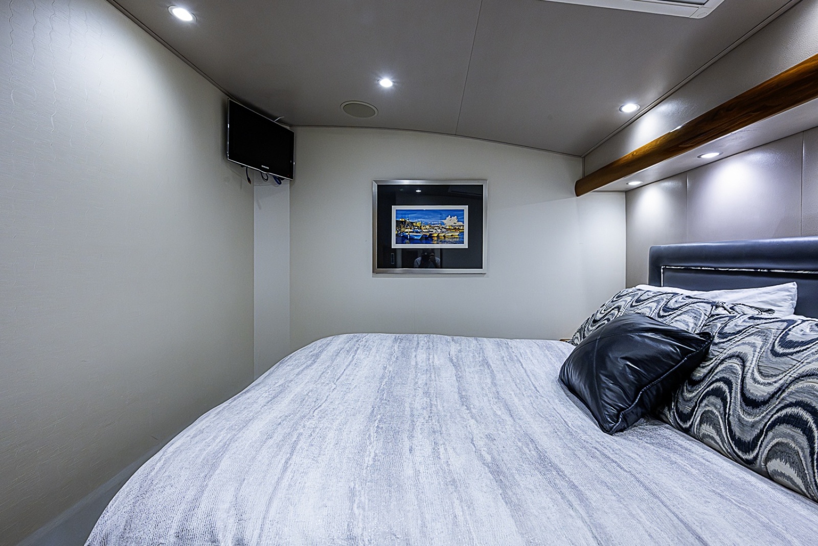 2011 Viking 76 Enclosed Bridge