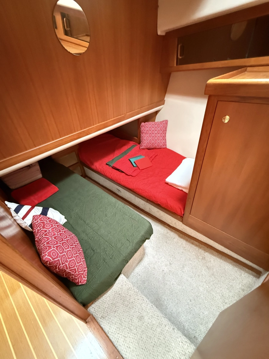 43' Mainship port guest stateroom2