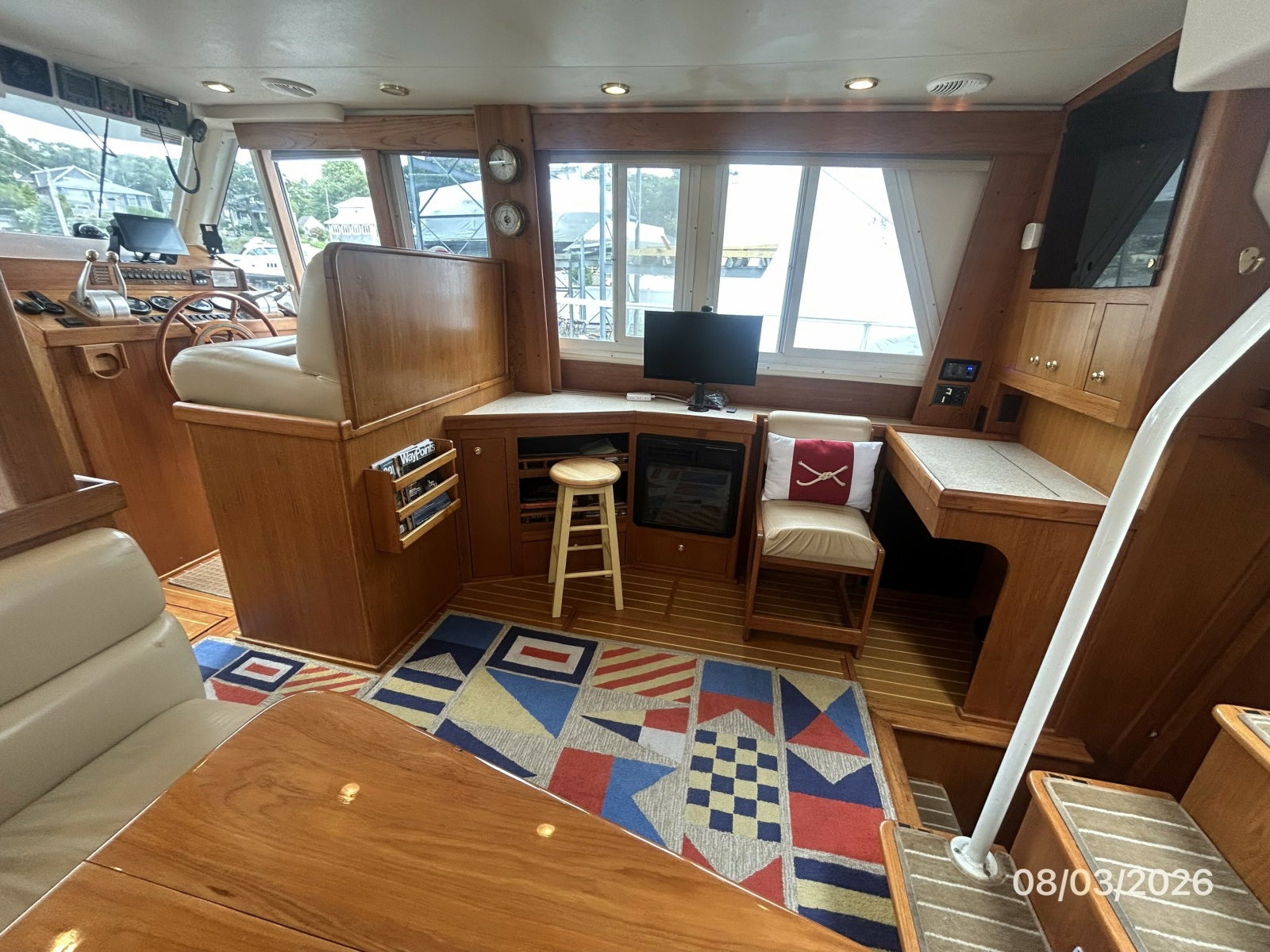 43' Mainship salon starboard