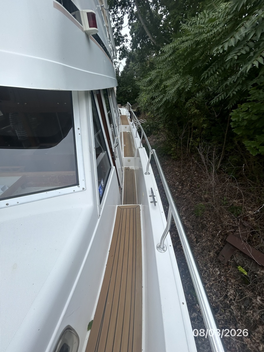 43' Mainship port side deck1