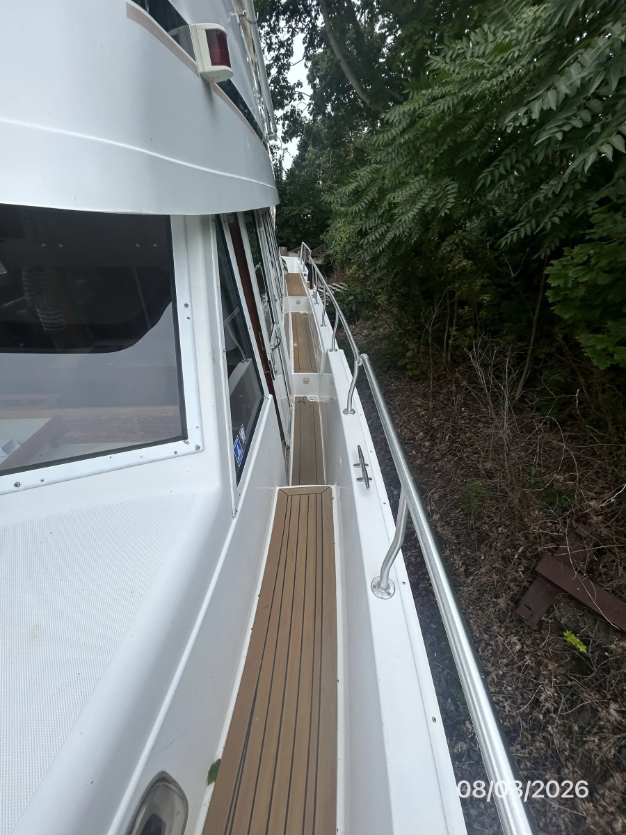 43' Mainship port side deck1