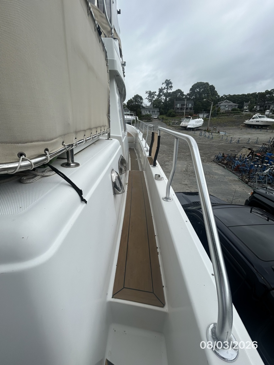 43' Mainship starboard side deck2